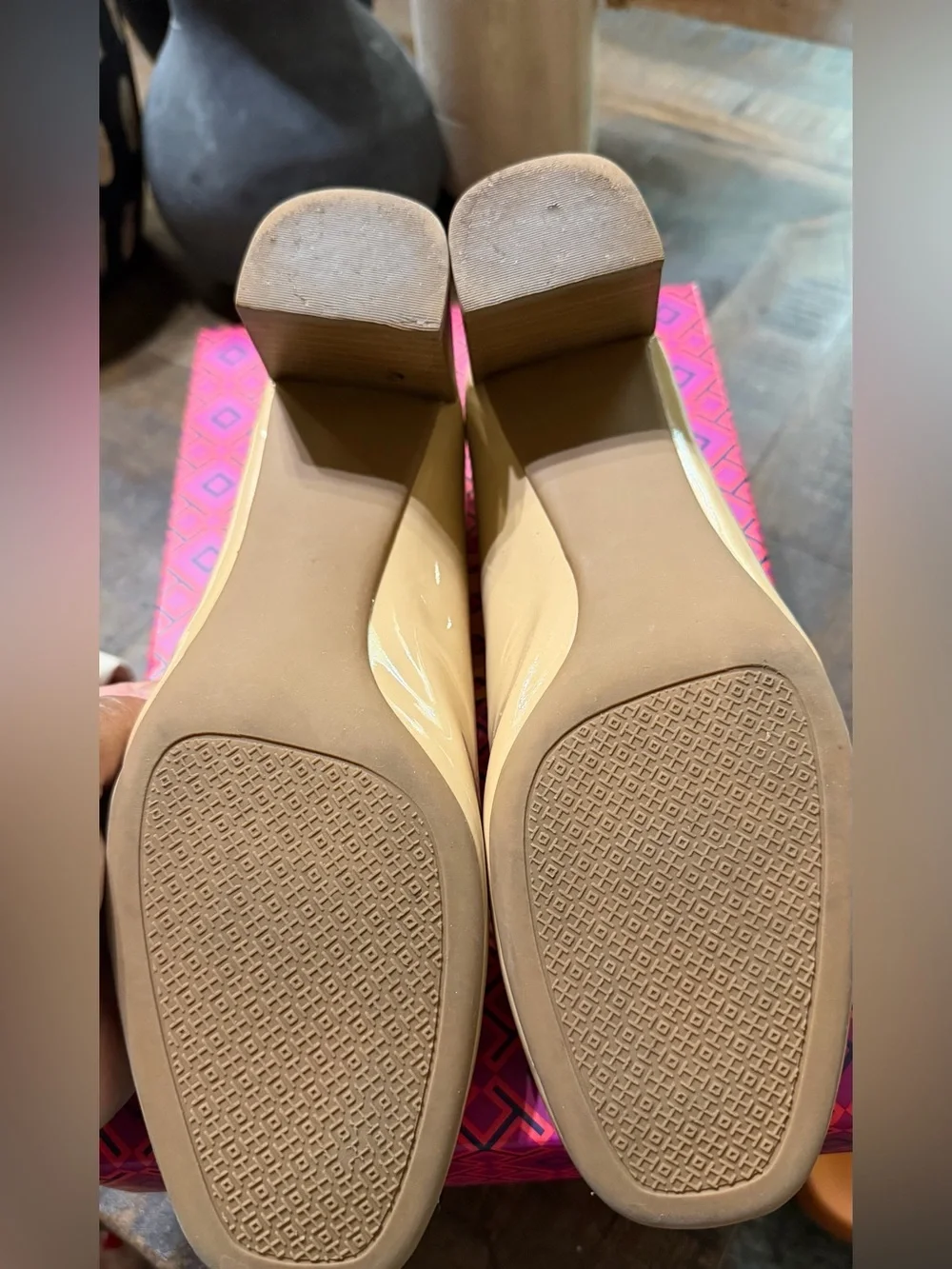 EUC Tory Burch Tiernan 50mm Patent Leather Pumps, Tory Beige, Gold Logo